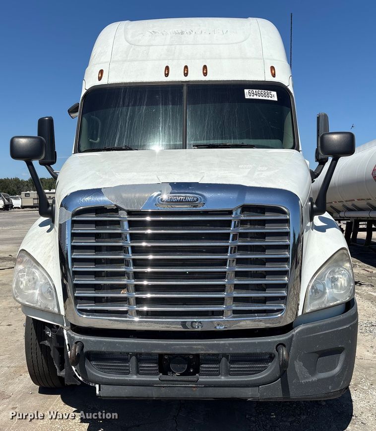 image for item YA0958 2013 Freightliner Cascadia semi truck
