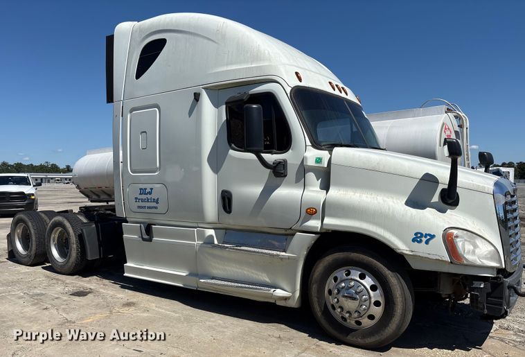 image for item YA0958 2013 Freightliner Cascadia semi truck