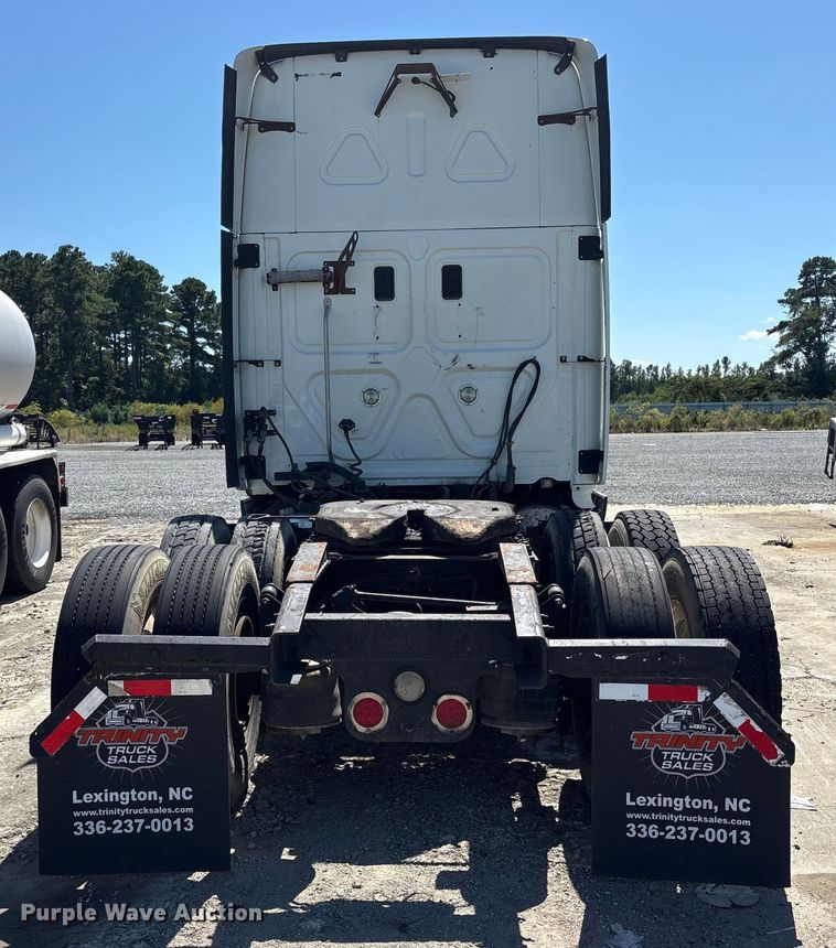 image for item YA0958 2013 Freightliner Cascadia semi truck