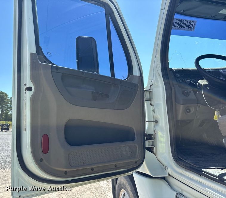 image for item YA0958 2013 Freightliner Cascadia semi truck