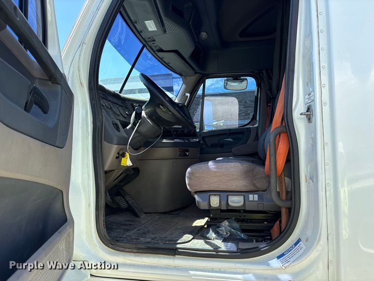 image for item YA0958 2013 Freightliner Cascadia semi truck