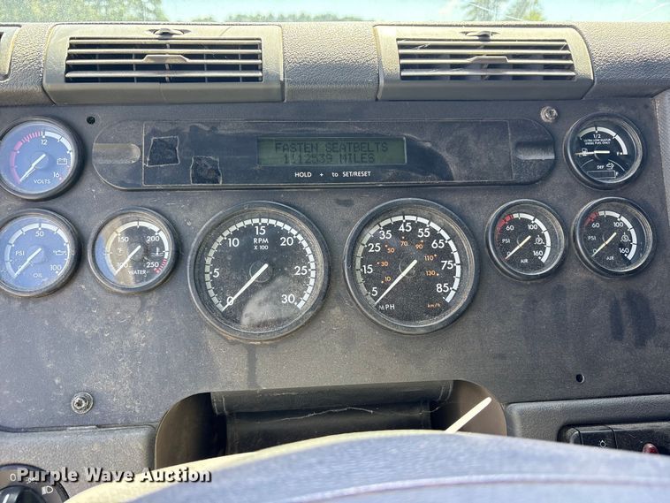 image for item YA0958 2013 Freightliner Cascadia semi truck