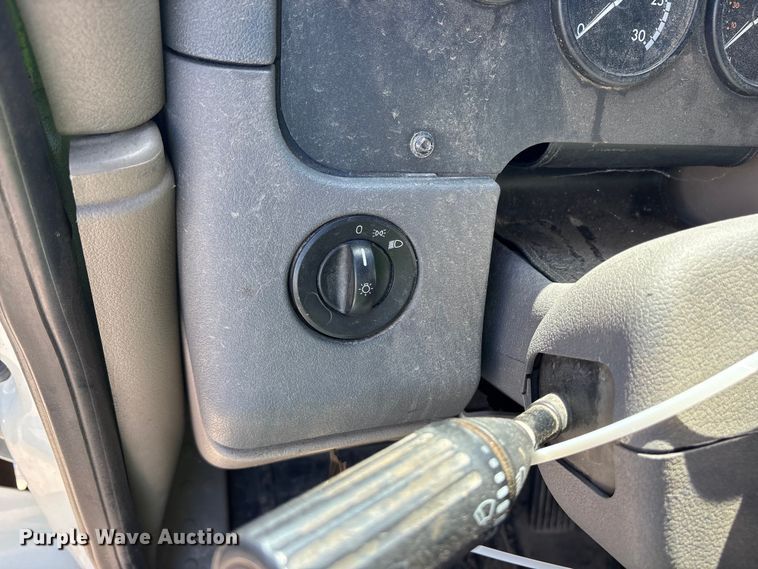 image for item YA0958 2013 Freightliner Cascadia semi truck