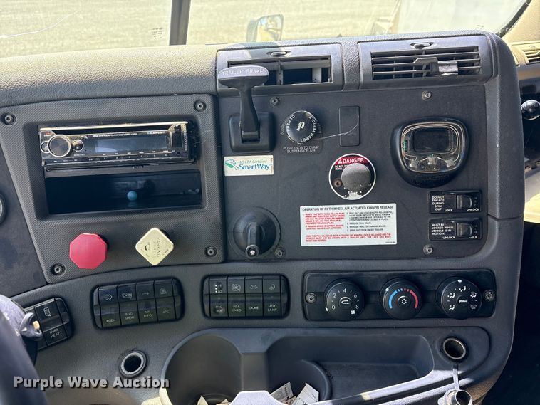 image for item YA0958 2013 Freightliner Cascadia semi truck