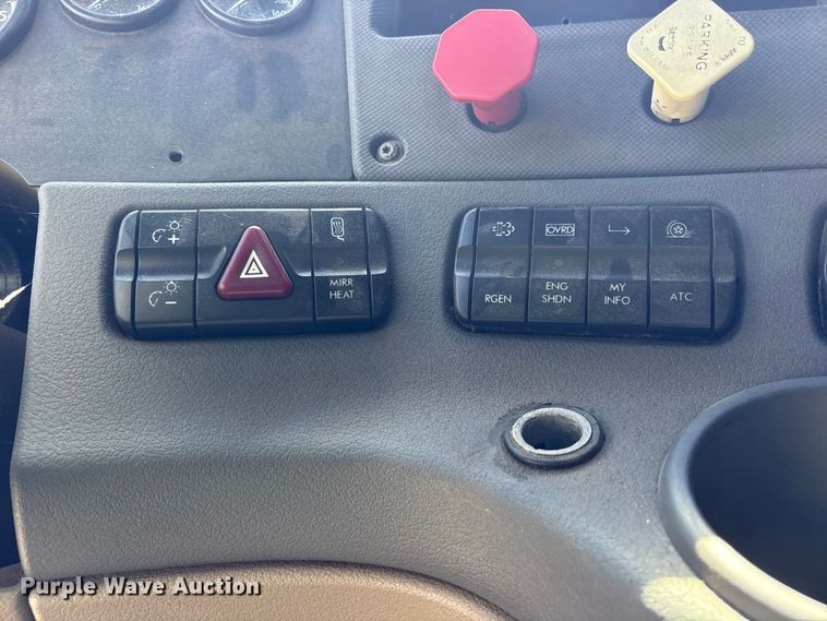 image for item YA0958 2013 Freightliner Cascadia semi truck