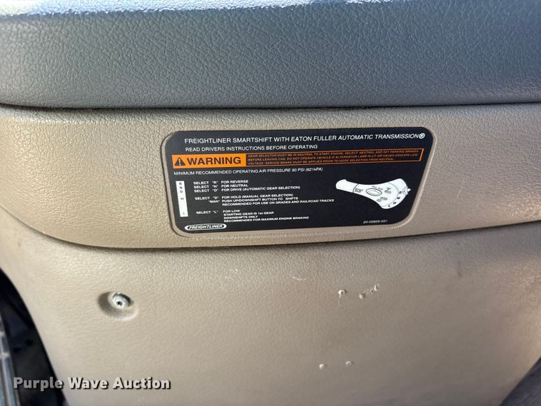 image for item YA0958 2013 Freightliner Cascadia semi truck