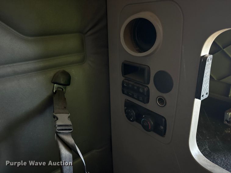 image for item YA0958 2013 Freightliner Cascadia semi truck