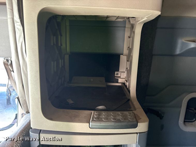 image for item YA0958 2013 Freightliner Cascadia semi truck