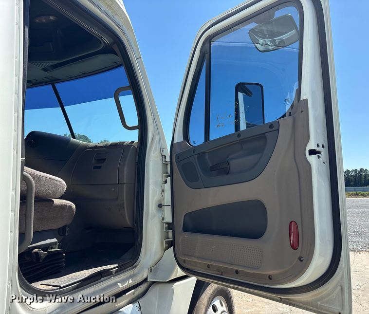 image for item YA0958 2013 Freightliner Cascadia semi truck