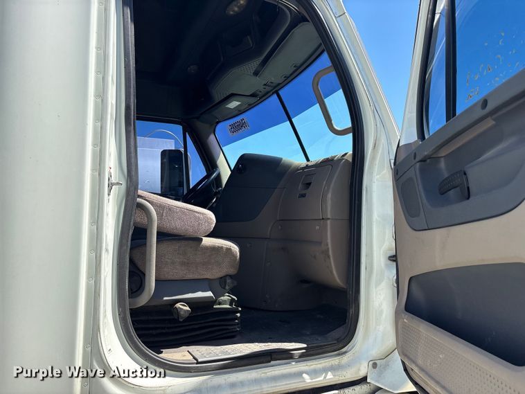 image for item YA0958 2013 Freightliner Cascadia semi truck