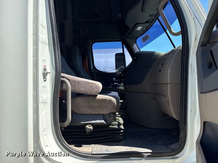 image for item YA0958 2013 Freightliner Cascadia semi truck