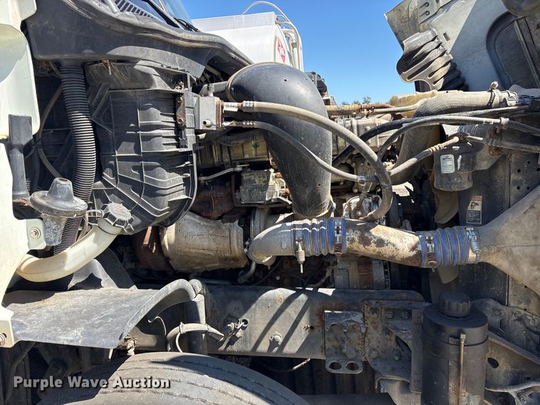 image for item YA0958 2013 Freightliner Cascadia semi truck