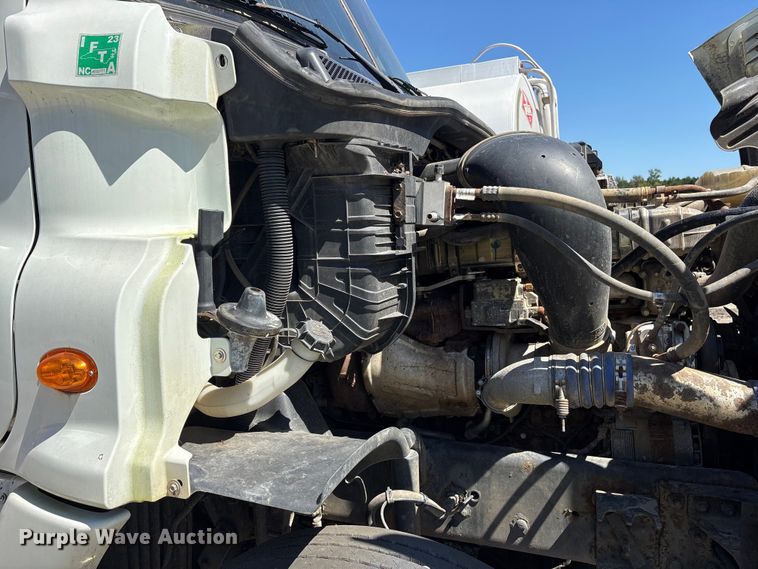 image for item YA0958 2013 Freightliner Cascadia semi truck