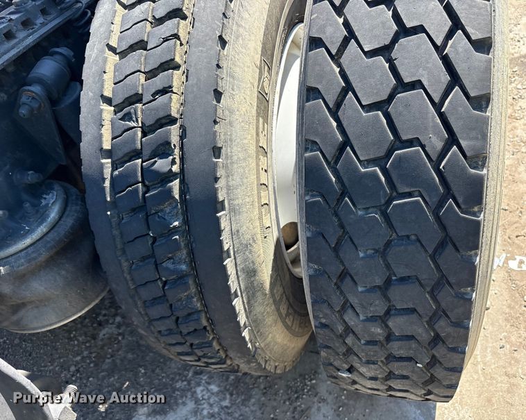 image for item YA0958 2013 Freightliner Cascadia semi truck