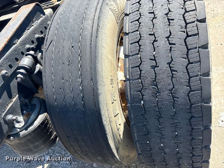 image for item YA0958 2013 Freightliner Cascadia semi truck