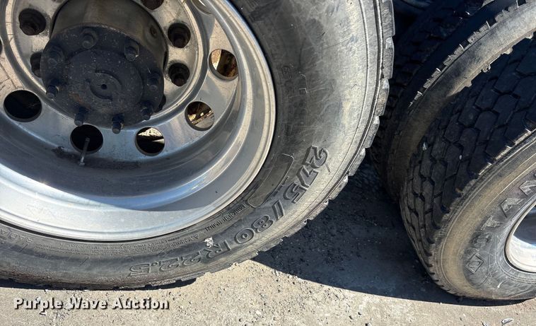 image for item YA0958 2013 Freightliner Cascadia semi truck