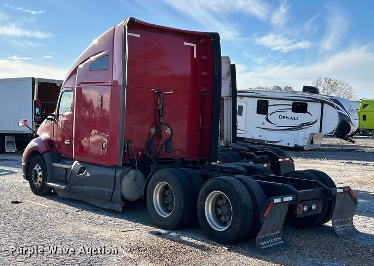 image for item YA1019 2017 Kenworth T680 semi truck