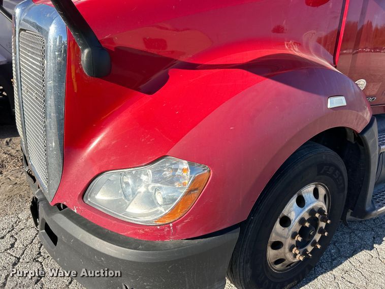 image for item YA1019 2017 Kenworth T680 semi truck