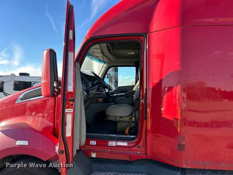 image for item YA1019 2017 Kenworth T680 semi truck