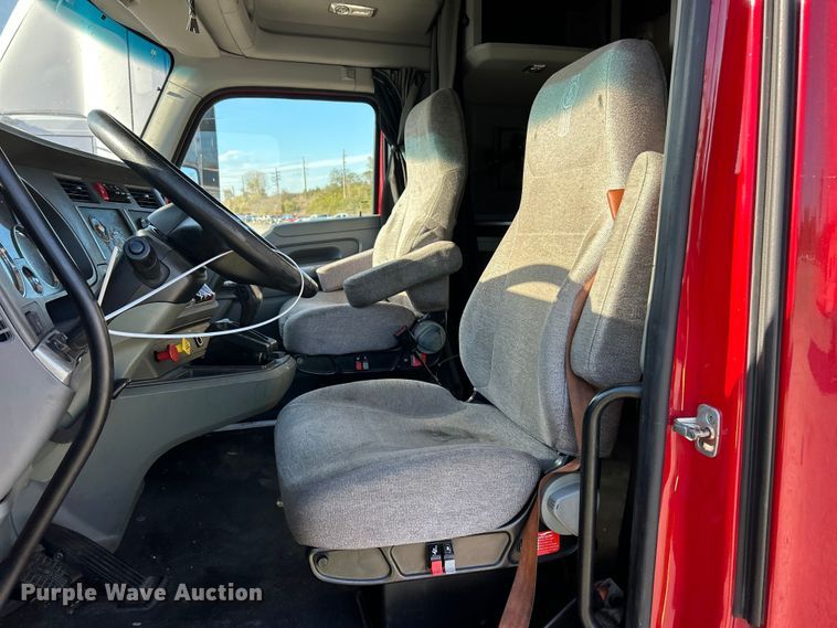 image for item YA1019 2017 Kenworth T680 semi truck