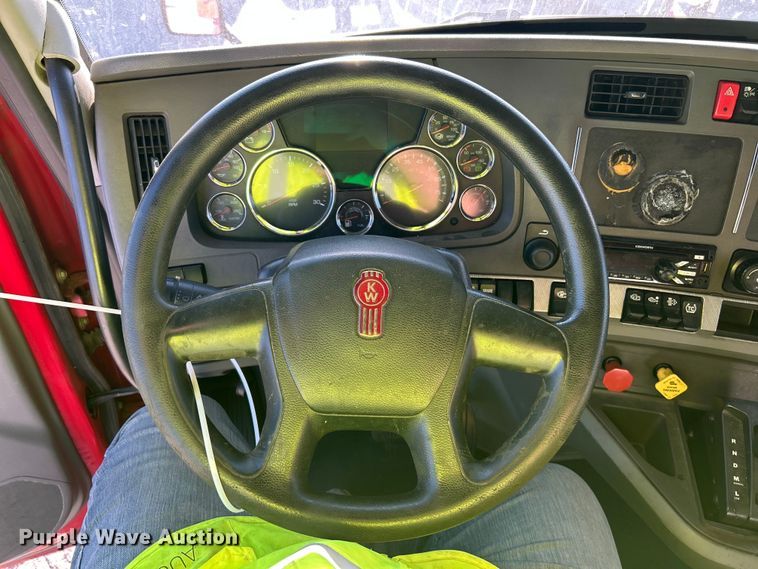 image for item YA1019 2017 Kenworth T680 semi truck