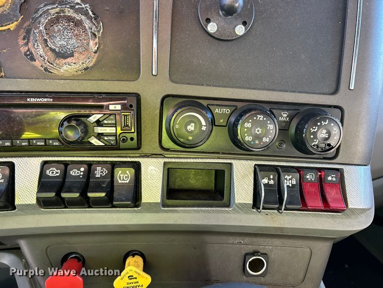 image for item YA1019 2017 Kenworth T680 semi truck