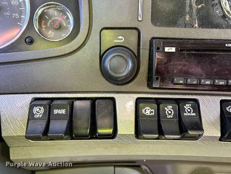 image for item YA1019 2017 Kenworth T680 semi truck