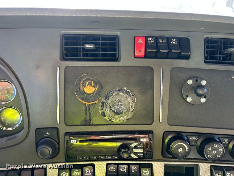 image for item YA1019 2017 Kenworth T680 semi truck