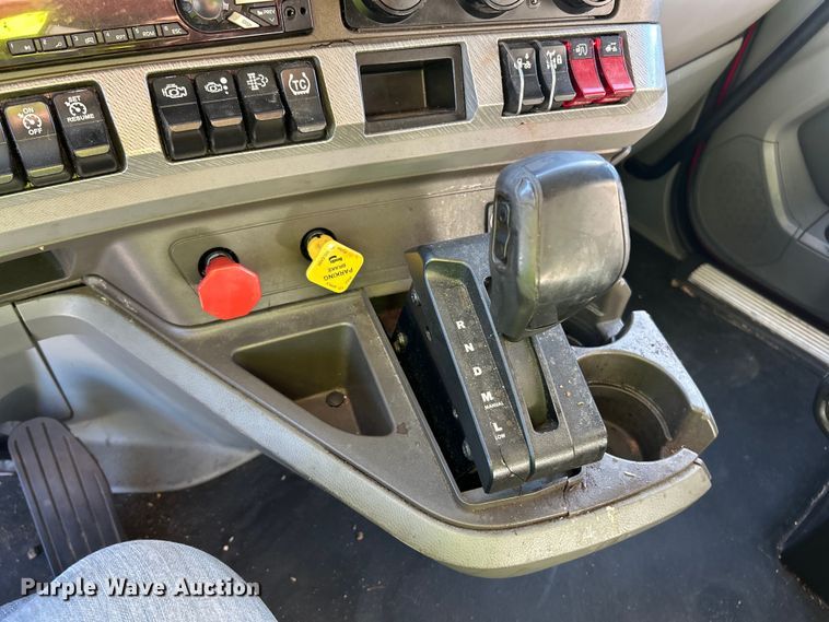 image for item YA1019 2017 Kenworth T680 semi truck