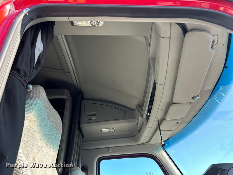 image for item YA1019 2017 Kenworth T680 semi truck