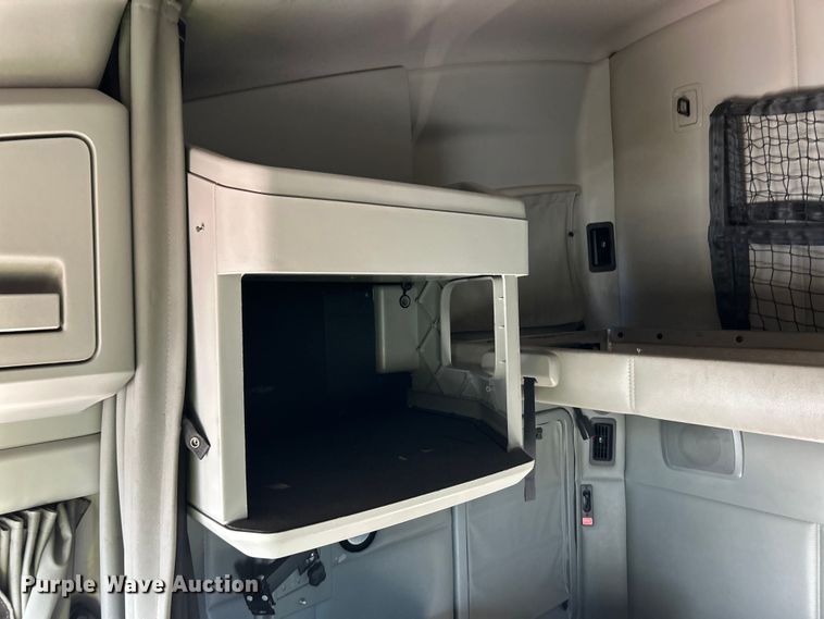 image for item YA1019 2017 Kenworth T680 semi truck