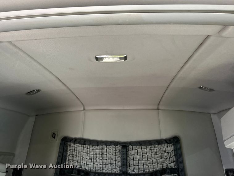 image for item YA1019 2017 Kenworth T680 semi truck