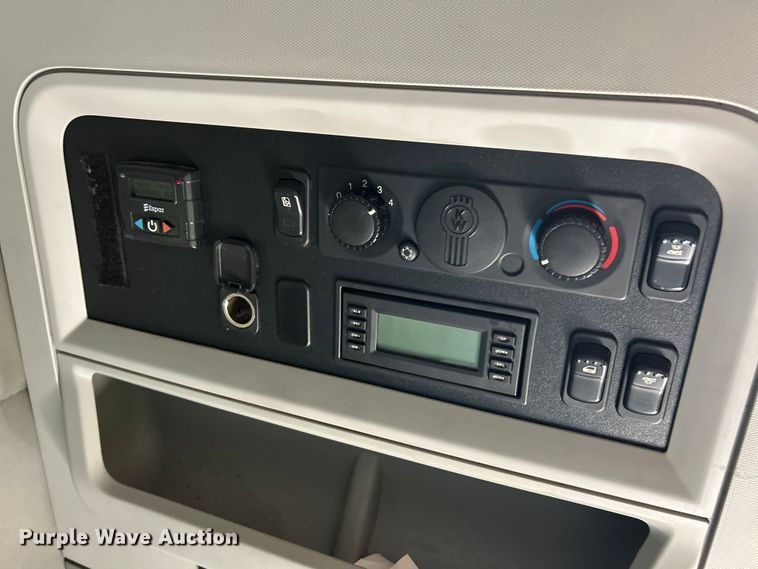 image for item YA1019 2017 Kenworth T680 semi truck