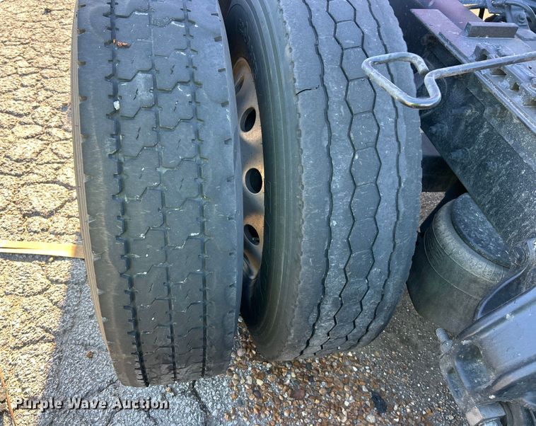 image for item YA1019 2017 Kenworth T680 semi truck