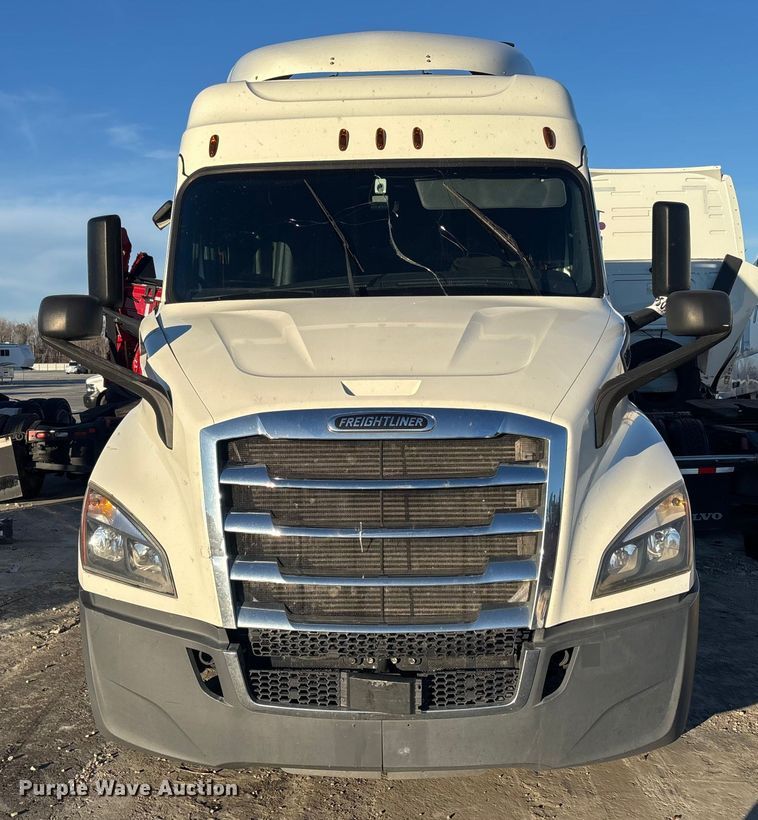 image for item YA1259 2019 Freightliner Cascadia semi truck