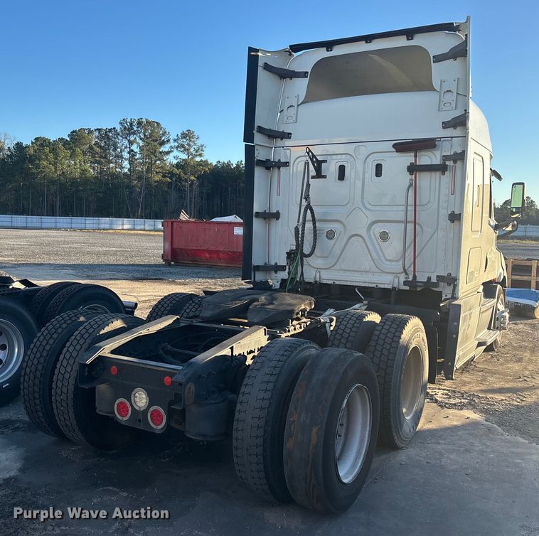 image for item YA1259 2019 Freightliner Cascadia semi truck