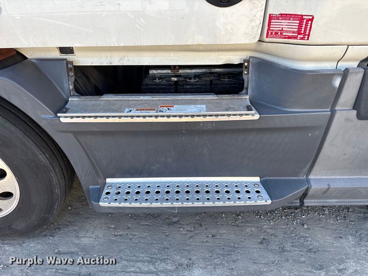 image for item YA1259 2019 Freightliner Cascadia semi truck