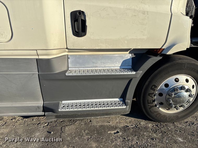 image for item YA1259 2019 Freightliner Cascadia semi truck