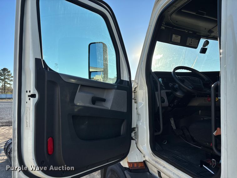 image for item YA1259 2019 Freightliner Cascadia semi truck