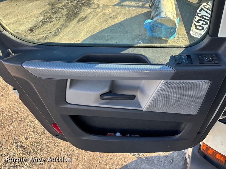 image for item YA1259 2019 Freightliner Cascadia semi truck