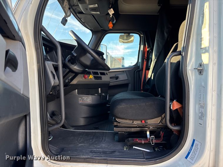 image for item YA1259 2019 Freightliner Cascadia semi truck