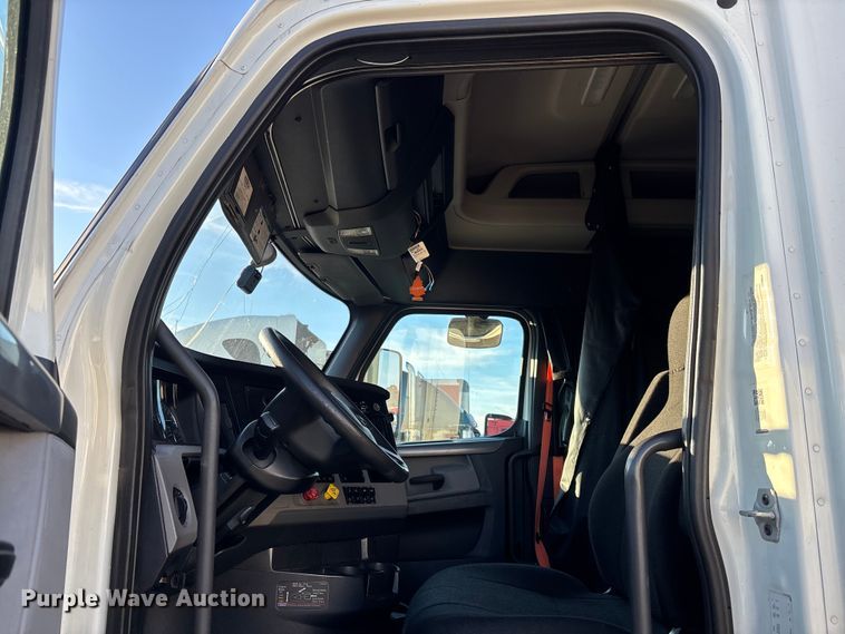 image for item YA1259 2019 Freightliner Cascadia semi truck