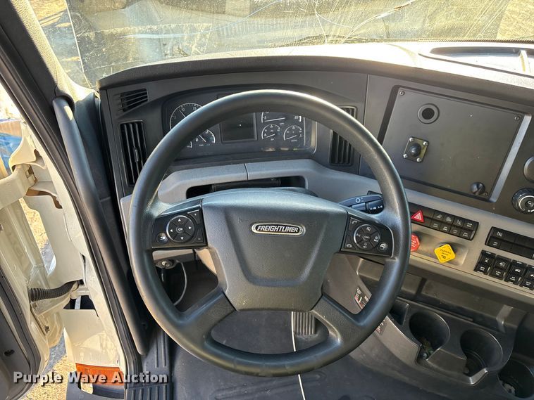 image for item YA1259 2019 Freightliner Cascadia semi truck