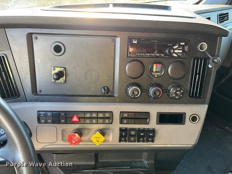 image for item YA1259 2019 Freightliner Cascadia semi truck