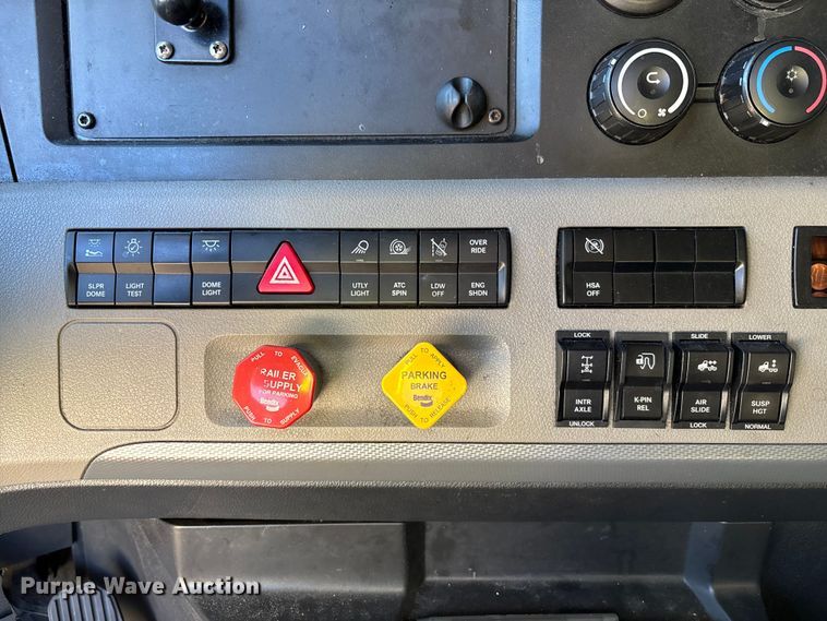 image for item YA1259 2019 Freightliner Cascadia semi truck