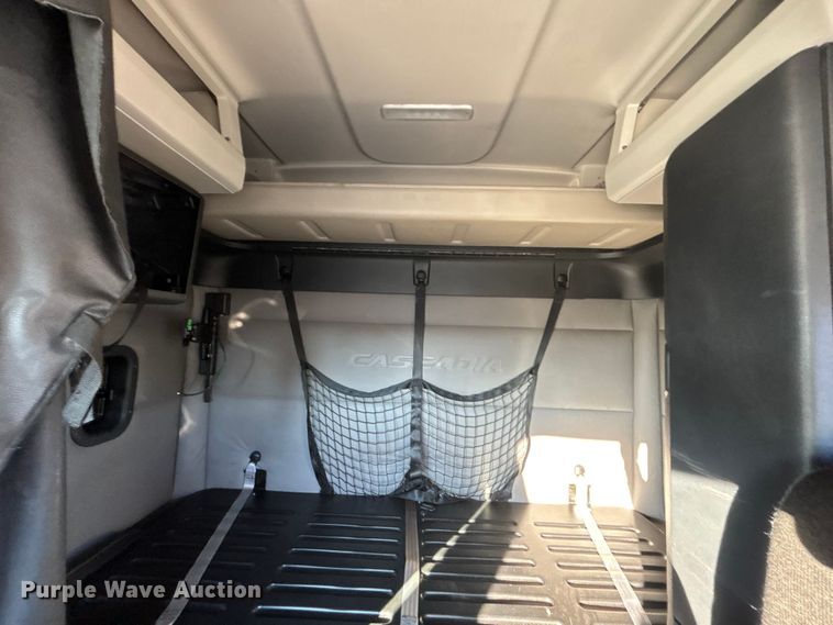 image for item YA1259 2019 Freightliner Cascadia semi truck