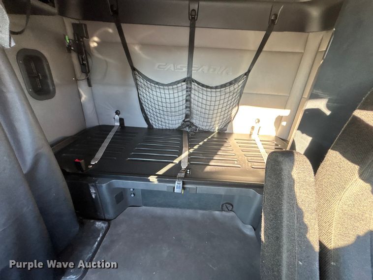 image for item YA1259 2019 Freightliner Cascadia semi truck