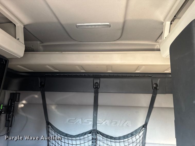 image for item YA1259 2019 Freightliner Cascadia semi truck