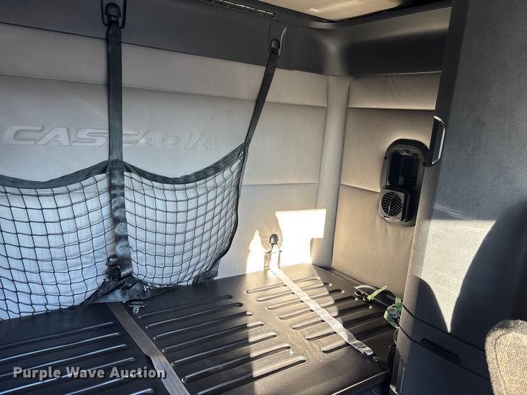 image for item YA1259 2019 Freightliner Cascadia semi truck