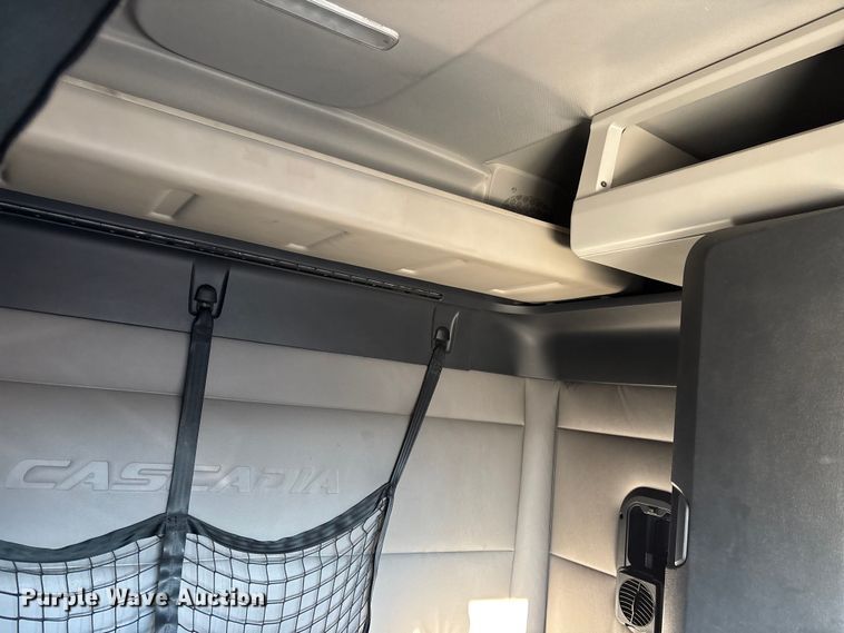 image for item YA1259 2019 Freightliner Cascadia semi truck